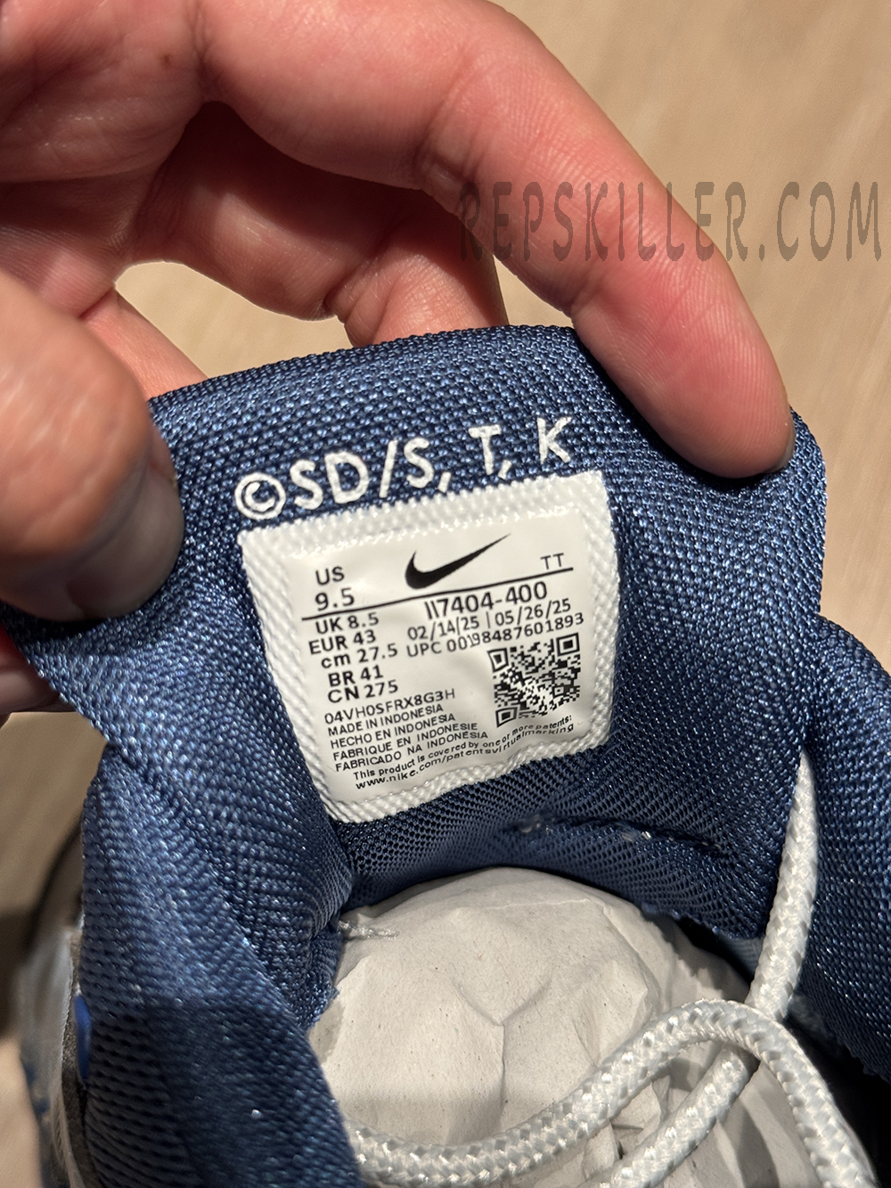 Close-up of the size tag inside the Yu-Gi-Oh! x Nike Air Max Muscle 95 QS “Joey”.
