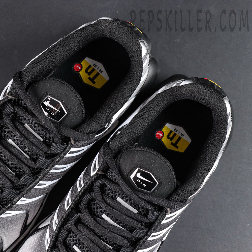 Nike Air Max Plus Black Metallic Silver inner lining and tongue detail