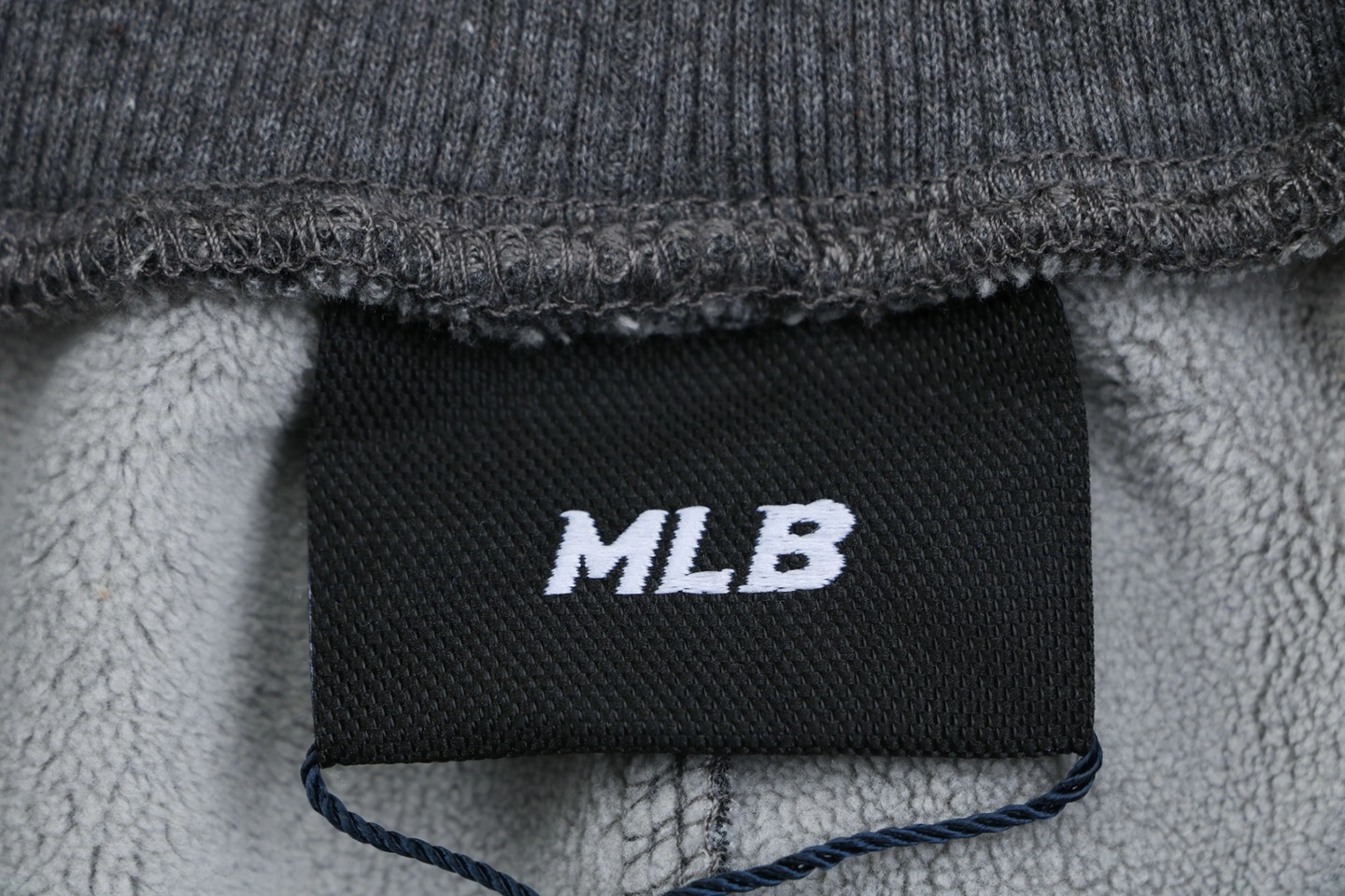 MLB New York Yankees Embroidered Fleece Jogger Pants Grey Brand label