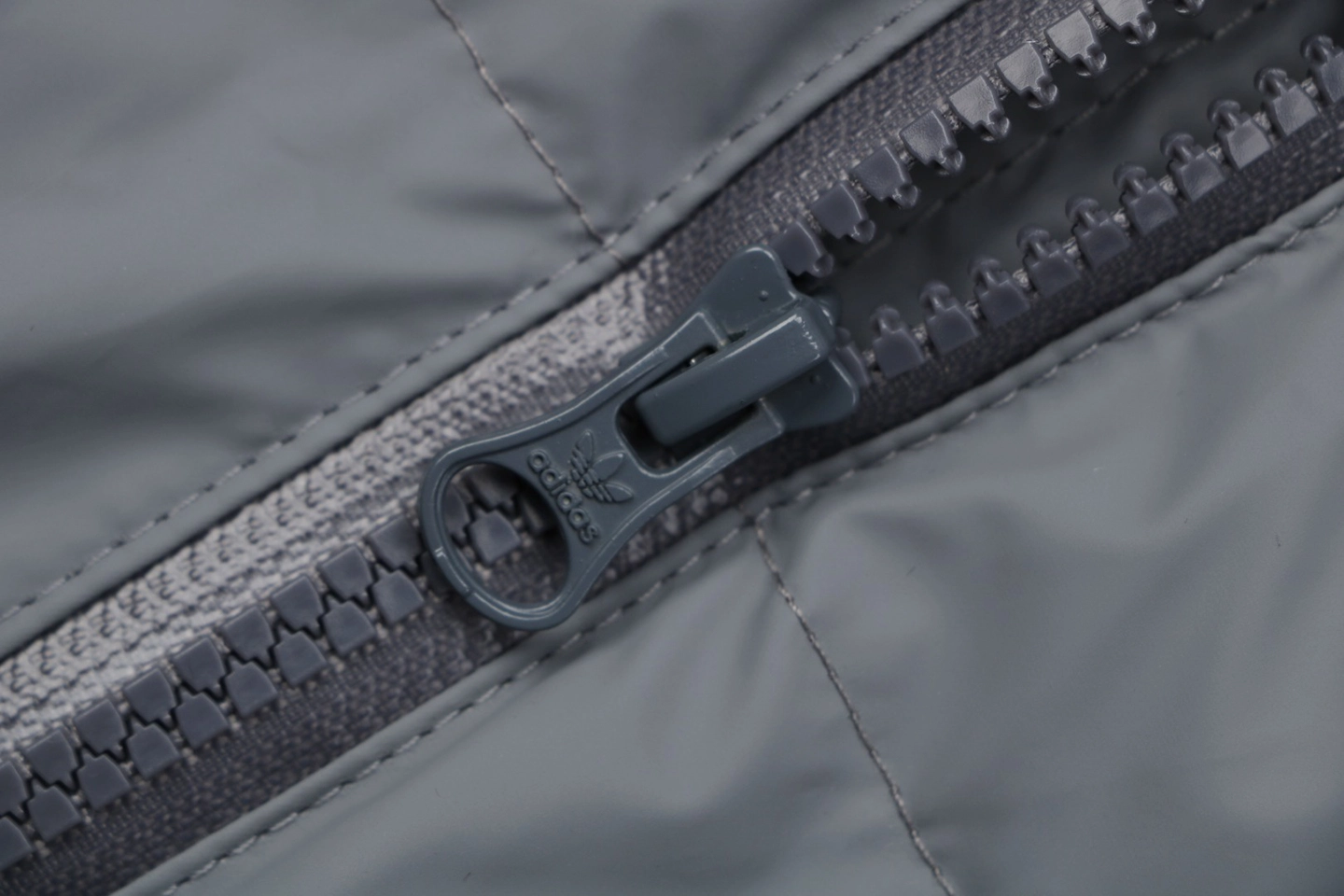 Adidas Originals Trefoil Logo Hooded Down Jacket Grey Zipper puller