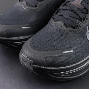 Nike Vomero Plus toe box close-up with breathable mesh upper and reinforced overlay