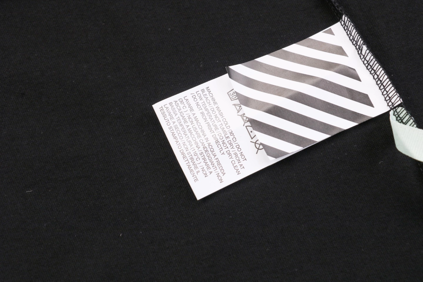 OFF-WHITE Color Dye Arrow Print T-Shirt Wash label