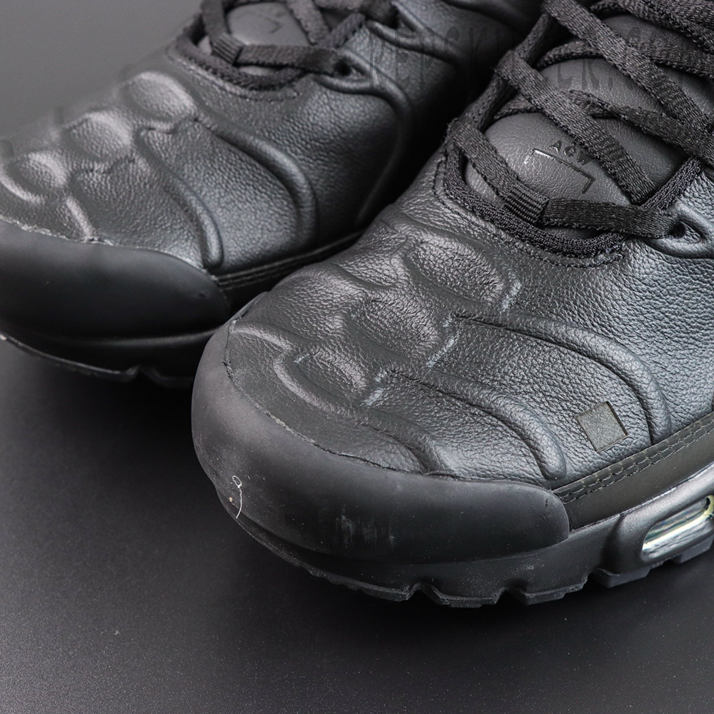 A-COLD-WALL x Nike Air Max Plus ‘Black’ toe box close-up featuring textured black leather, sculpted wave details, black laces, square accents, and a reinforced toe cap