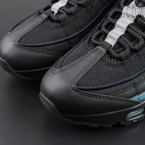 Nike Air Max 95 ‘Smokey Blue’ toe box close-up featuring breathable black mesh, grid-textured fabric, leather overlays, reflective lace details, and precise stitching