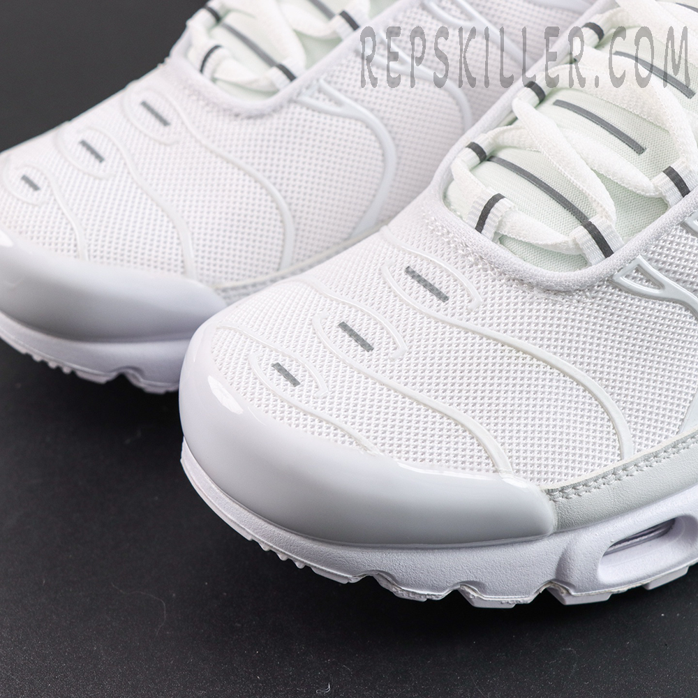 Nike Air Max Plus ‘Triple White’ toe box close-up featuring breathable white mesh, tonal TPU lines, reflective details, and a glossy toe guard