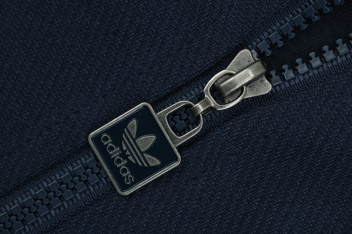 Adidas Originals Trefoil 3-Stripes Colorblock Track Jacket Navy Zipper puller