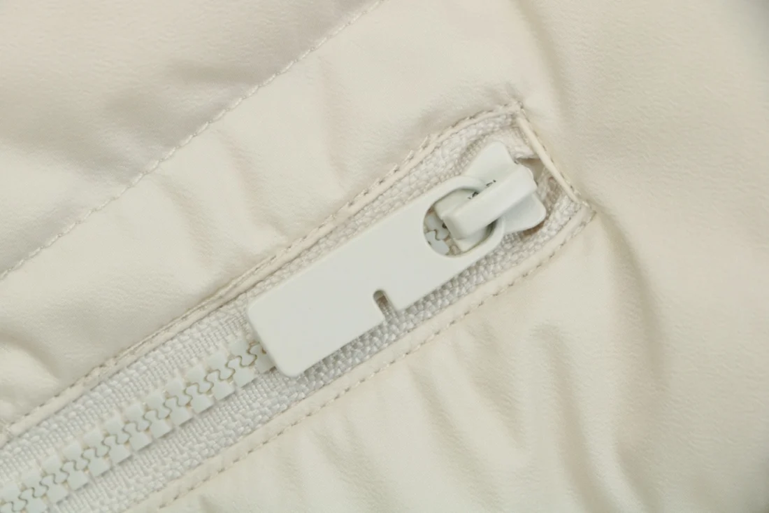 Burberry Kelsey Diamond Quilted Knit Sleeve Down Jacket White Zipper puller